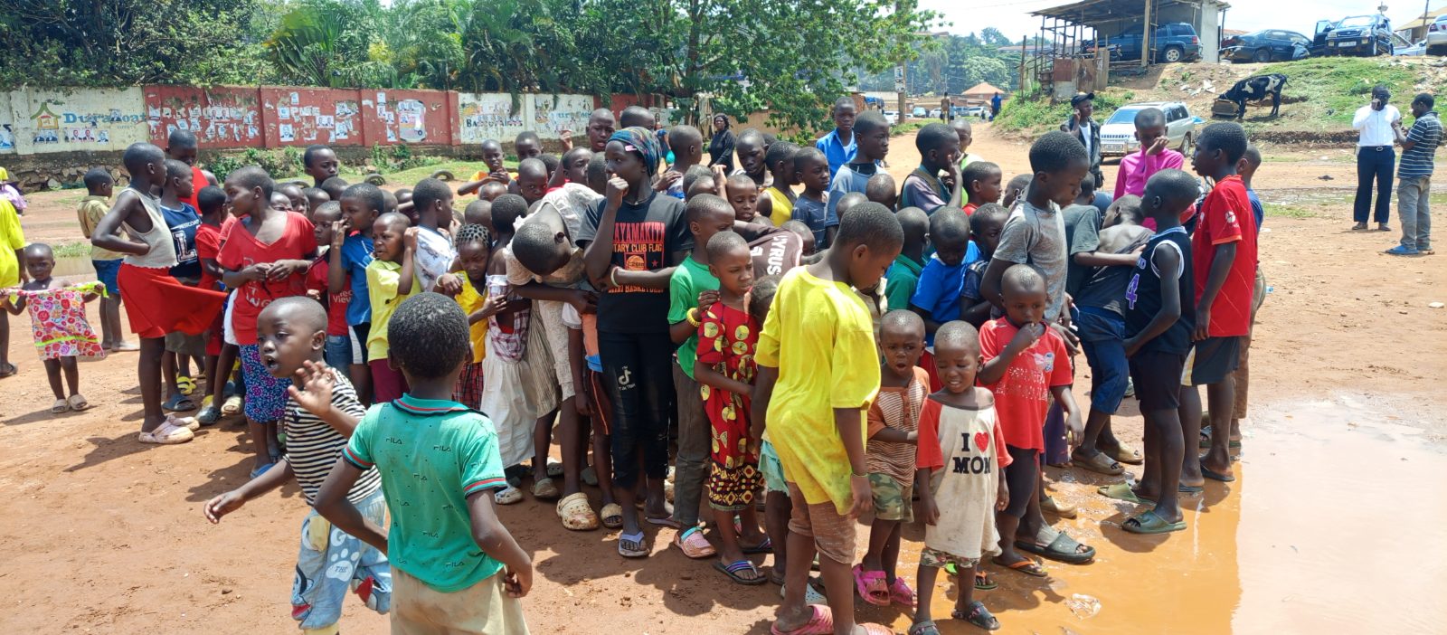 Katanga residents receive free meals.