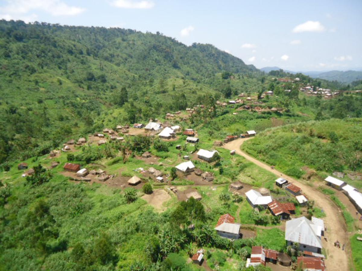 Displaced families fleeing their homes in Masisi and Walikale territories in North Kivu following renewed fighting.
