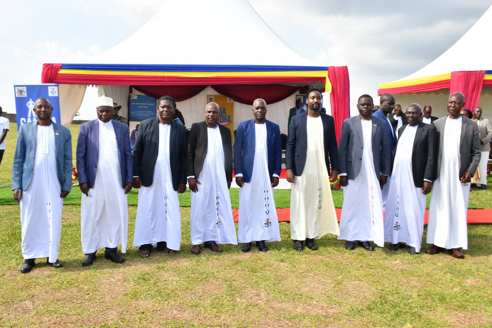 Kyabazinga poses with Kingdom officials, LCV chairpersons, RDCs, town clerks and other stakeholders.